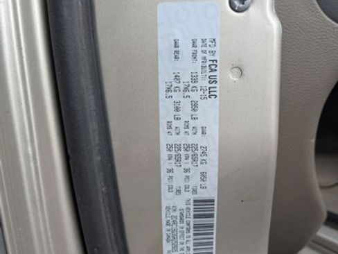 Used 2016 Chrysler Town & Country Touring FWD image 15