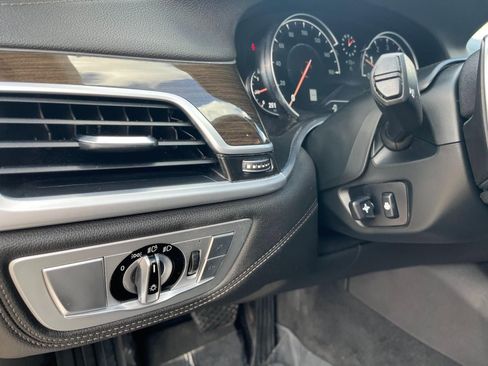 Used 2019 BMW 740i image 14