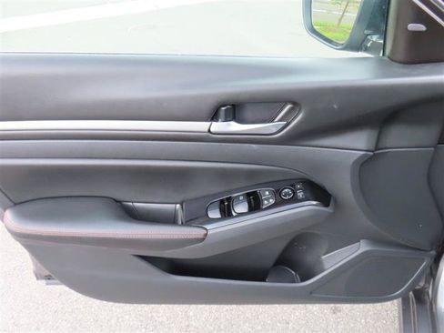 Used 2024 Nissan Altima 2.5 SR FWD image 18