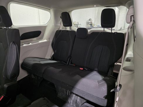 Used 2022 Chrysler Voyager LX image 11