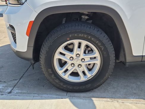 Used 2023 Jeep Grand Cherokee Laredo RWD image 30