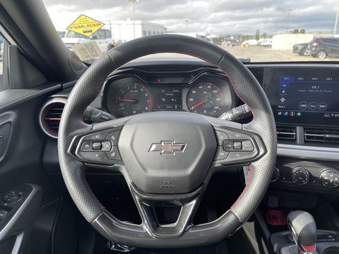 Used 2024 Chevrolet Trax RS w/ Sunroof Package image 23