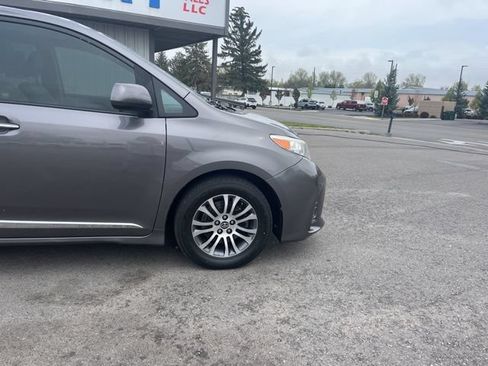 Used 2019 Toyota Sienna XLE w/ XLE Navigation Package FWD image 20