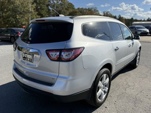Used 2017 Chevrolet Traverse LT w/ Style and Technology Package image 5