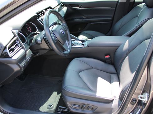 Used 2020 Toyota Camry XSE image 12