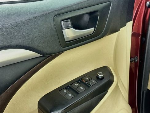 Used 2017 Toyota Highlander XLE AWD/4WD image 18