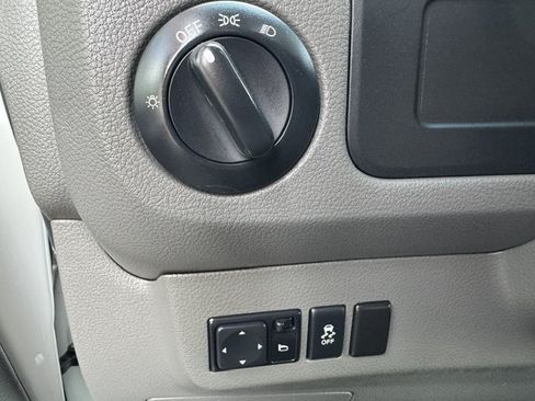 Used 2018 Nissan NV 3500 SV RWD image 15