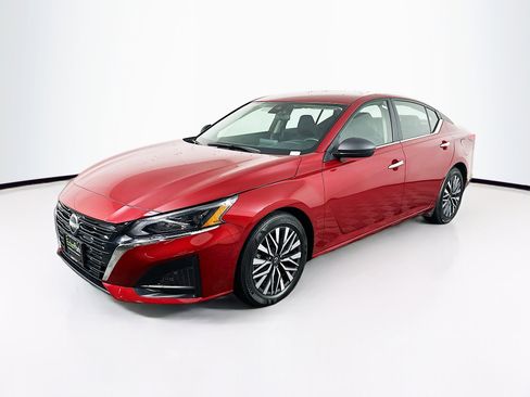 Used 2024 Nissan Altima 2.5 SV image 3