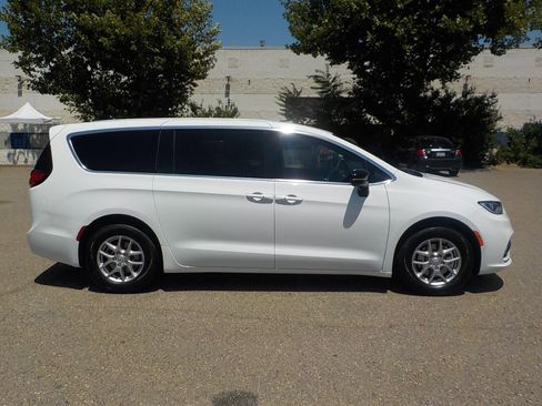 New 2025 Chrysler Pacifica Select image 6