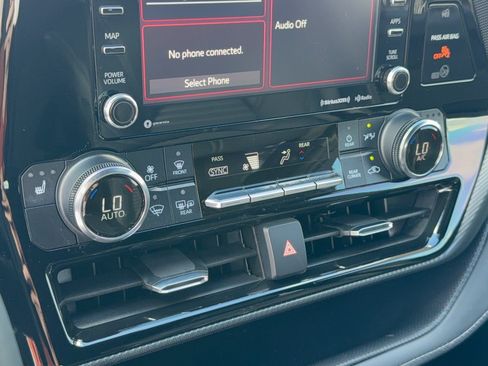 Used 2022 Toyota Highlander XSE FWD image 22