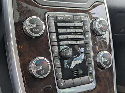 Used 2016 Volvo XC70 T5 Premier w/ Proximity Package image 20