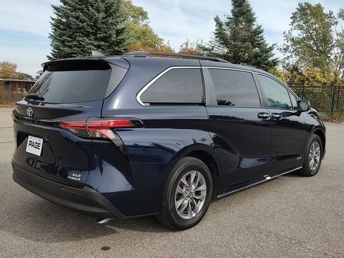 Used 2021 Toyota Sienna XLE image 30