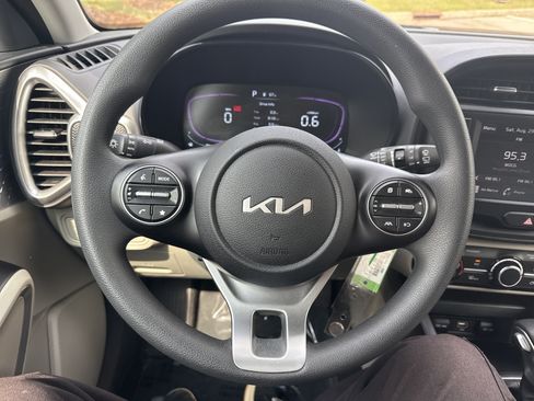 Used 2025 Kia Soul LX w/ LX Technology Package FWD image 18