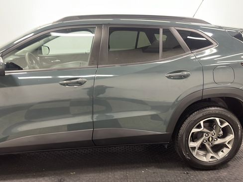 Used 2025 Chevrolet Trax LT FWD image 14
