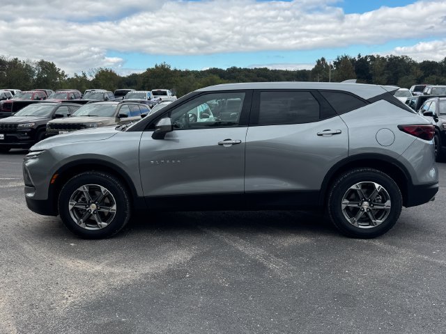 Used 2025 Chevrolet Blazer LT FWD image 2