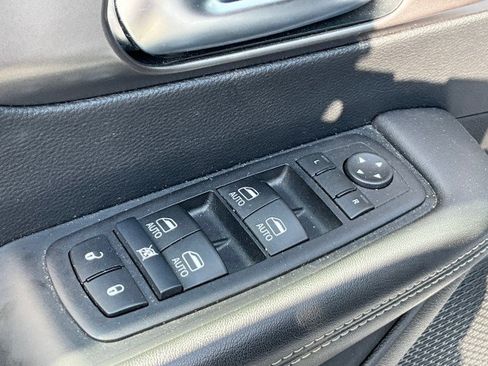 Used 2025 Chrysler Pacifica Select FWD image 30