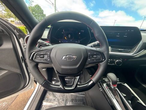 Used 2025 Chevrolet Trax RS FWD image 15