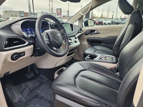 Used 2024 Chrysler Pacifica Touring-L image 9