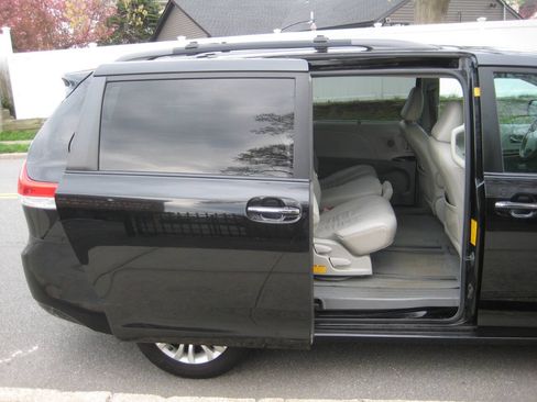 Used 2011 Toyota Sienna XLE w/ Premium Pkg FWD image 12