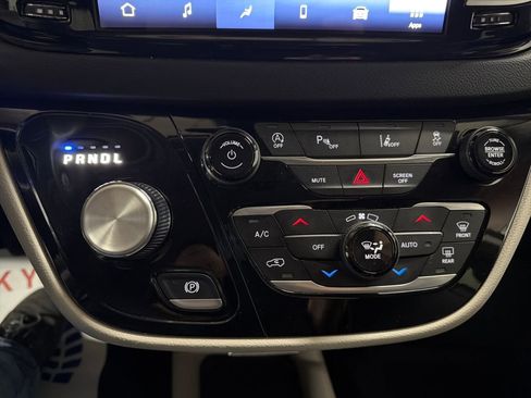 Used 2023 Chrysler Pacifica Touring-L image 34