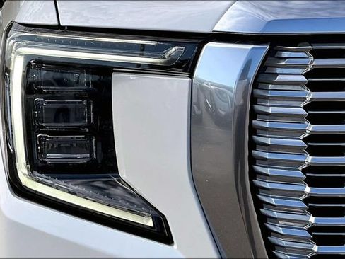 Used 2023 GMC Yukon XL Denali w/ Advanced Technology Package AWD/4WD image 29