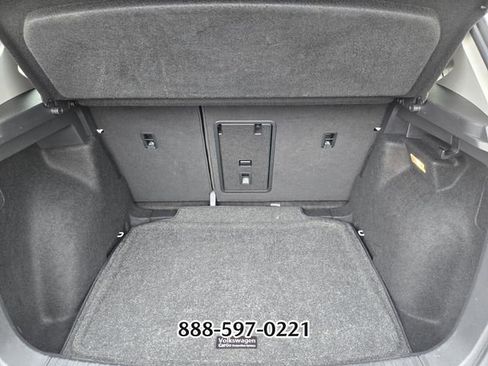 Used 2022 Volkswagen Taos SE w/ Driver Assistance Package FWD image 16
