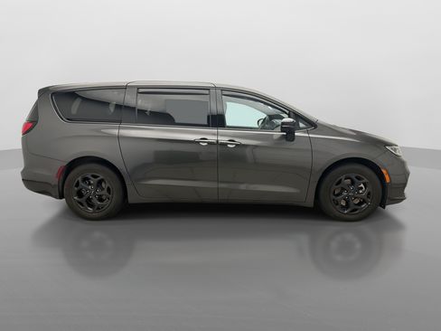 Used 2023 Chrysler Pacifica Limited w/ Uconnect Theater Family Group FWD image 3