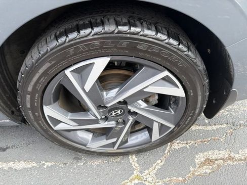 Used 2024 Hyundai Elantra Limited FWD image 9