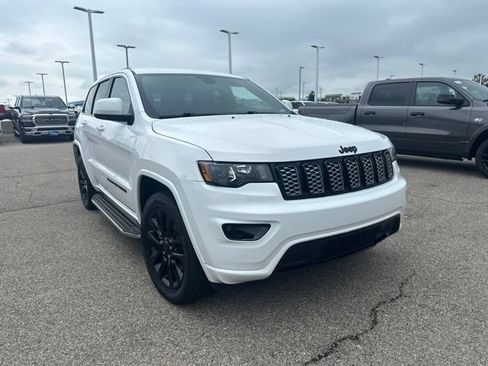 Used 2021 Jeep Grand Cherokee Laredo X AWD/4WD image 3