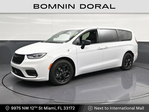 Used 2024 Chrysler Pacifica Limited FWD image 1