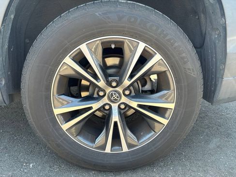 Used 2018 Toyota Highlander LE FWD image 11