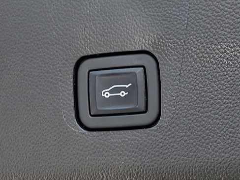 Used 2023 Chevrolet Traverse LT w/ LPO, Floor Liner Package image 29