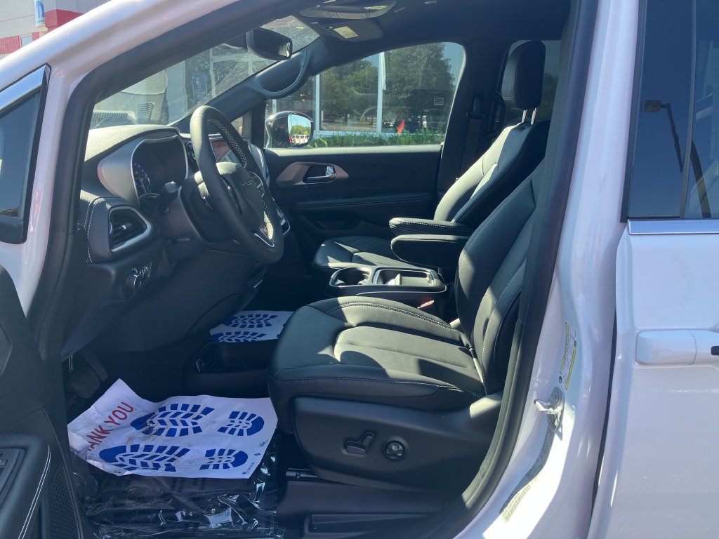 New 2027 Chrysler Pacifica Select FWD image 9