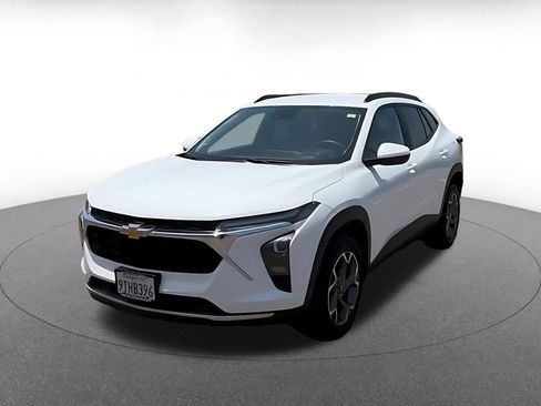 Used 2025 Chevrolet Trax LT FWD image 8
