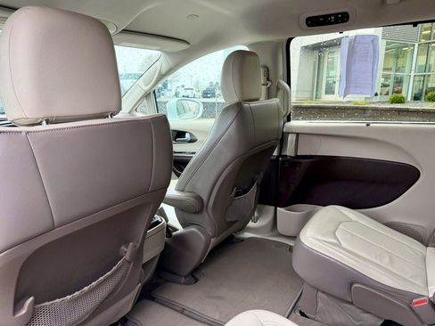 Used 2017 Chrysler Pacifica Touring-L FWD image 13