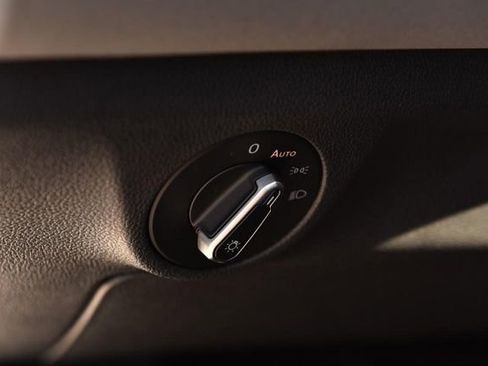 Used 2025 Volkswagen Jetta SE FWD image 11