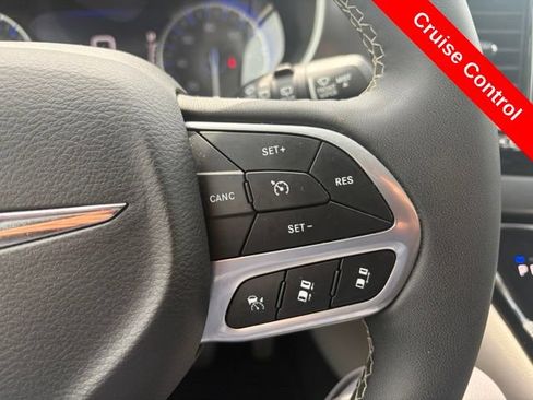 Used 2024 Chrysler Pacifica Touring-L FWD image 36