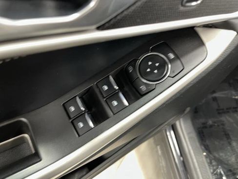 Used 2023 Ford Explorer XLT image 28