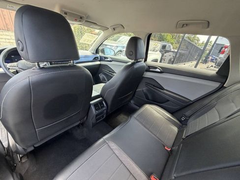 Used 2022 Volkswagen Taos SE FWD image 34