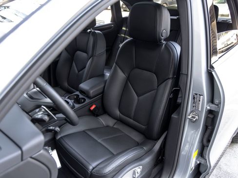 Certified 2025 Porsche Macan AWD/4WD image 5
