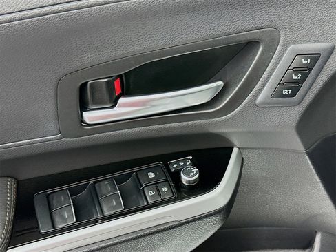 Used 2025 Toyota Sienna Limited image 18
