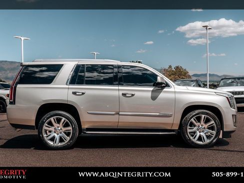 Used 2016 Cadillac Escalade Luxury AWD/4WD image 8