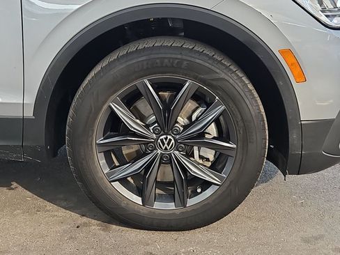 Used 2023 Volkswagen Tiguan SE w/ Panoramic Sunroof Package FWD image 23