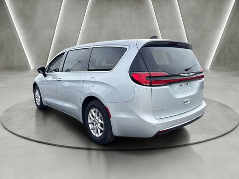 Used 2024 Chrysler Pacifica Touring-L FWD image 3