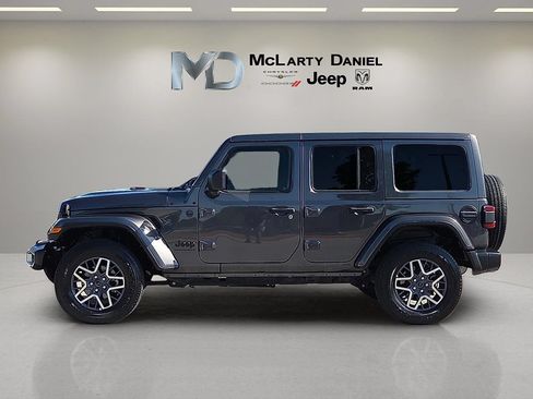 Used 2025 Jeep Wrangler Unlimited Sahara AWD/4WD image 3