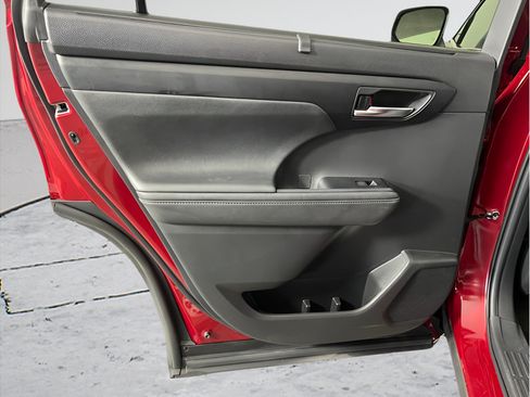 Used 2023 Toyota Highlander XLE FWD image 12
