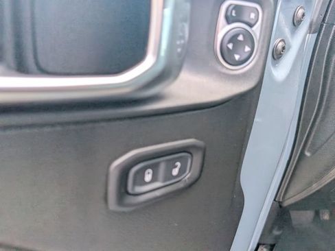 Used 2025 Jeep Gladiator Mojave AWD/4WD image 16