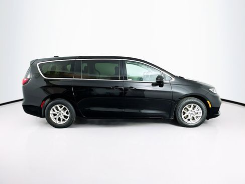 Used 2024 Chrysler Pacifica Touring-L image 10