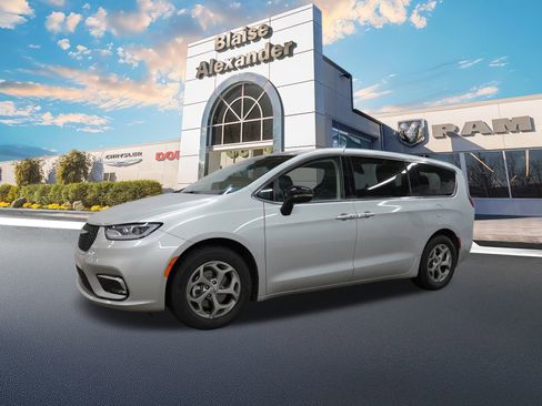 Certified 2024 Chrysler Pacifica Limited image 12