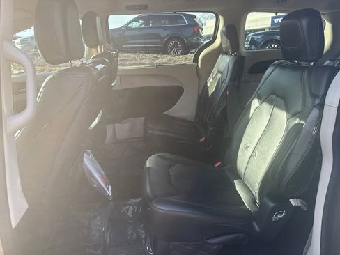 Used 2017 Chrysler Pacifica Touring-L Plus w/ Tire & Wheel Group image 31